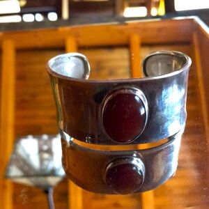 Wide carnelian and sterling silver cuff bracelet 🌺